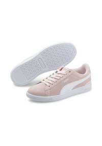 Sneaker in suede rosa con accenti bianchi, punta arrotondata, design con lacci e suola in gomma bianca testurizzata. Logo Puma sul lato e nella linguetta.