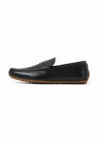 Svarta läderloafers med en texturerad mesh-panel, smal profil, rund tå och en gummisula med små nubb för grepp.