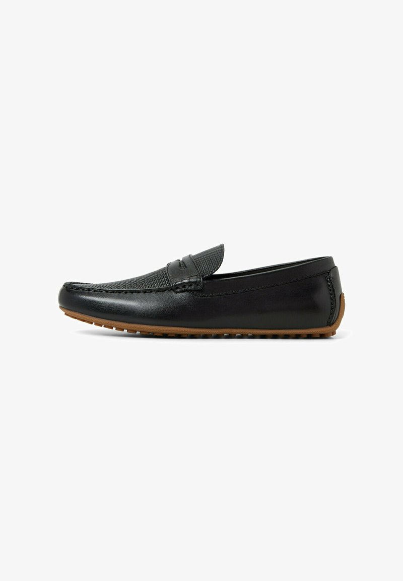 Svarta läderloafers med en texturerad mesh-panel, smal profil, rund tå och en gummisula med små nubb för grepp.