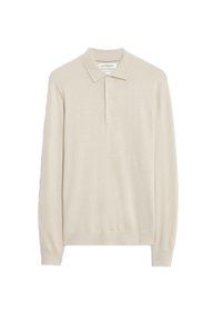 Beige polo shirt met lange mouwen, gemaakt van zacht materiaal; beschikt over een klassieke kraag, drie knopen en geribbelde manchetten en onderkant.