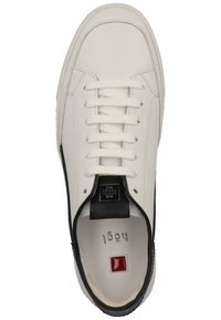 Baskets en cuir blanc avec accents noirs, bout rond, lacets blancs plats et détail du logo près du talon. Texture lisse, design minimaliste.