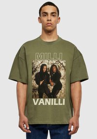 Merchcode UNISEX MILLI VANILLI - BAND PICTURE 1 ULTRA HEAVY - Tričko s potlačou - olive