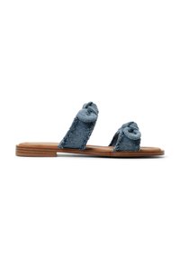 Sandali a ciabatta in denim blu con cinturini annodati, suola piatta marrone e bordi sfilacciati per un tocco di texture. Design semplice adatto per l'abbigliamento casual.