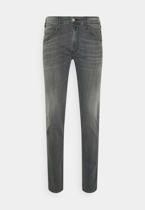 Harmaat denimi-farkut suoralla lahkeensovituksella, joissa on viisi taskua, nappikiinnitys ja hienovarainen haalistuma kankaan pintakuviossa.