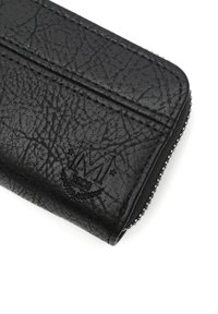 Schwarze, strukturierte Ledergeldbörse mit genähten Kanten, sichtbarem Reißverschluss und geprägt "M 1988" Logo mit Lorbeerdekoration.