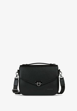 Sac messager en cuir noir avec une finition texturée, doté d'une fermeture à rabat, d'une sangle ajustable et de détails en métal.