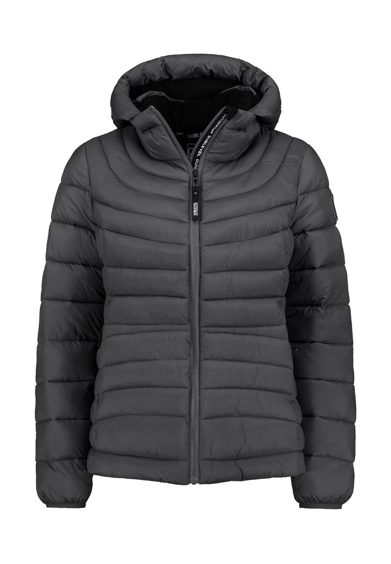 Graue Puffjacke mit Kapuze, ausgestattet mit einem gesteppten Design, Reißverschluss und elastischen Bündchen. Hergestellt aus leichtem, isoliertem Material.