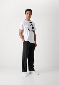 Calvin Klein Jeans REGULAR FIT SCATTERED LOGO - Apdrukāts T-krekls - white