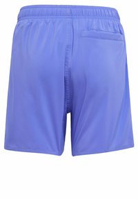 Pantaloni da bagno blu realizzati in tessuto leggero, con vita elasticizzata e una singola tasca posteriore senza accessori visibili.