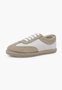 Sneaker in suede beige e tela bianca con punta arrotondata, chiusura a lacci frontale e suola in juta testurizzata. Caratterizzato da un design a bordo scallop.