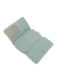 Svijetlozelena kožna novčanica s višestrukim mjestima za kartice, prozirnom ID džepom i zatvorenim odjeljkom. Ima glatku teksturu i detalje šivanja.