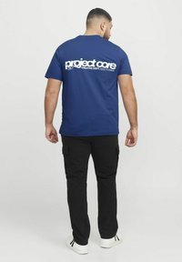 Jack & Jones JCOUNION BACK PRINT TEE CREW - Marškinėliai su spaudiniu - beaucoup blue