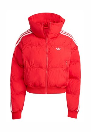 Giacca a vento rossa con colletto alto, design cropped, chiusura frontale con zip, strisce laterali bianche e logo sul petto. Realizzata in materiale leggero.