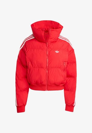 Chaqueta acolchada roja con un cuello alto, diseño corto, cierre frontal, rayas laterales blancas y logotipo en el pecho. Fabricada con material ligero.