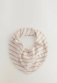 Bavoir en coton de couleur rose pâle avec des rayures diagonales noires, doté d'une fermeture à pression et d'une petite étiquette avec un logo de soleil orange sur un côté.