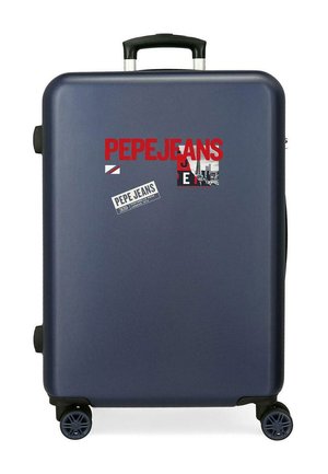 Maleta rígida azul marino con cuatro ruedas, asa retráctil y logotipo rojo de "PEPE JEANS" con pegatinas en la parte frontal.