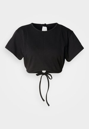 T-shirt noir court en tissu doux, avec des manches courtes, un col rond et un détail noué à l'arrière pour un ajustement.