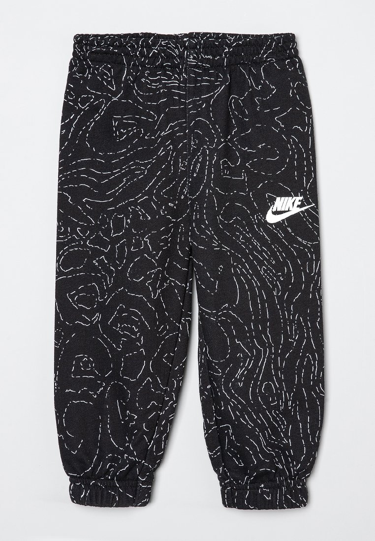 Czarne dresy z białym konturowym wzorem, elastycznym paskiem w talii i ściągaczami na nogawkach. Posiada małe białe logo Nike na dolnym lewym boku. Miękka tkanina.