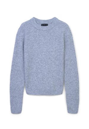 Pull en maille gris clair avec un col rond, des manches longues et des poignets côtelés. Texture douce, design décontracté et couleur unie sans motifs.