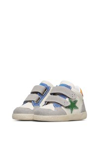 Sneaker bicolore con corpo in pelle bianca e dettagli in suede grigio, particolari in tessuto blu e decorazione a forma di stella verde. Straps in Velcro.