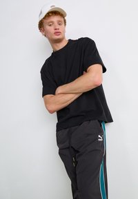 Puma PLAY PARIS TRACK PANTS - Tepláky - black