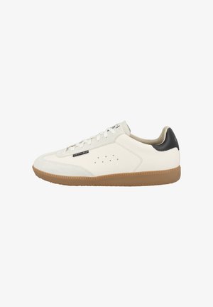 Witte leren sneaker met een gestructureerd oppervlak, gumrubberen zool, zwarte hielaccent en geperforeerde zijdetails. Veters vergrendelen de voorkant.