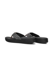 Zwarte flip-flopsandalen met gepatternde banden, voorzien van een platformzool voor extra hoogte en comfort. De banden hebben een geometrisch design in het wit.