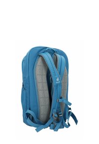 Blauer Deuter-Rucksack mit gepolstertem, atmungsaktivem Rückenpanel und verstellbaren Schultergurten mit Schnallen.