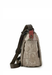 Borsa beige texturizzata con una combinazione di pelle liscia e goffrata, tracolla regolabile marrone scuro e dettaglio rosso sulla linguetta della spalla.