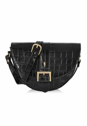 Czarna półokrągła torebka na ramię ze skóry z wzorem krokodyla, wyposażona w złotą klamrę i regulowany pasek.