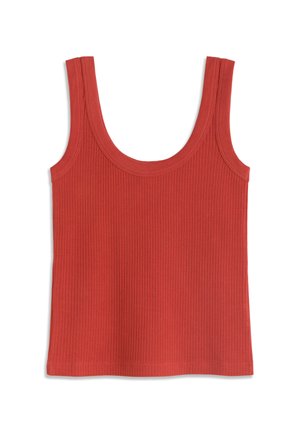 Červené rebrované tielko bez rukávov s širokými ramennými popruhmi a výstrihom do O, rozložené na bielom pozadí.