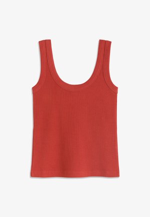 Červené rebrované tielko bez rukávov s širokými ramennými popruhmi a výstrihom do O, rozložené na bielom pozadí.