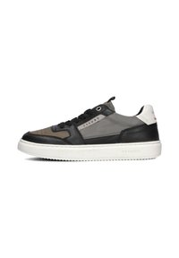 Leren sneakers met een grijs en zwart kleurenschema, voorzien van een gestructureerde bovenkant, ronde neus en witte rubberen zool. Kenmerken zijn merkdetails.