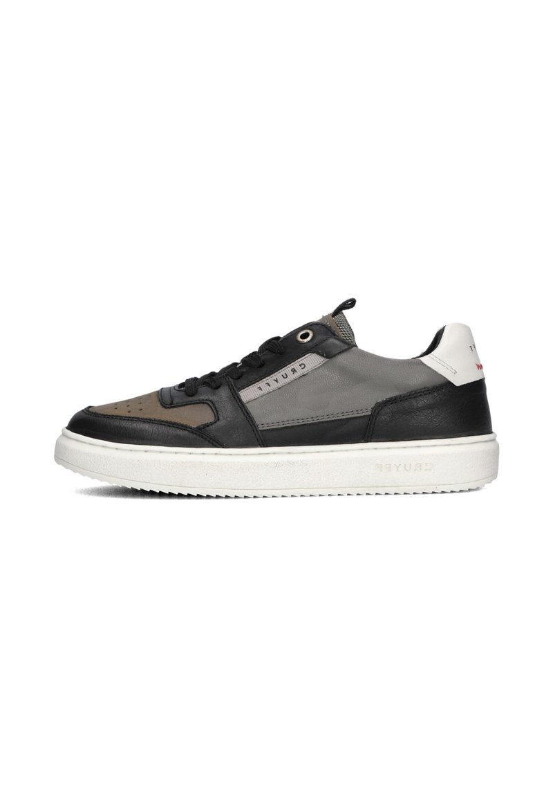 Leren sneakers met een grijs en zwart kleurenschema, voorzien van een gestructureerde bovenkant, ronde neus en witte rubberen zool. Kenmerken zijn merkdetails.