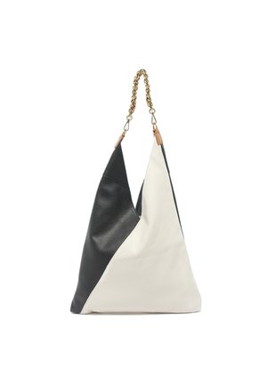 Borsa a mano in pelle bicolore nero e bianco con forma triangolare e tracolla a catena dorata.