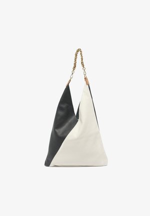 Borsa a mano in pelle bicolore nero e bianco con forma triangolare e tracolla a catena dorata.