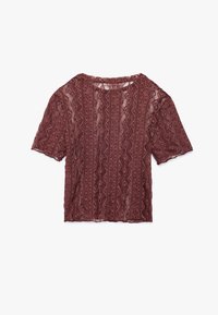 Top de encaje burdeos con mangas cortas, que presenta un patrón texturizado de zigzagues y diseños florales, cuello redondo y bordes ondulados.