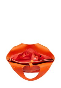 Una borsa in pelle arancione brillante con apertura superiore, dotata di un interno liscio con tasche e un compartimento con cerniera.