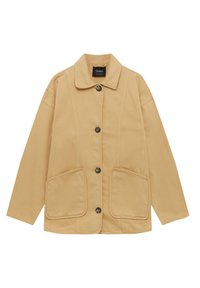 Beige button-up jacket met lange mouwen, brede kraag en twee grote voorkant vakken, plat gelegd op een witte achtergrond.