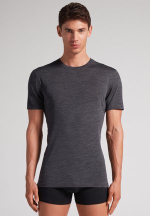 T-shirt a maniche corte, collezione girocollo in grigio scuro. Realizzato in un morbido tessuto testurizzato, il design aderente accentua la forma del corpo.