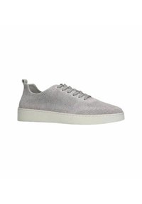 Lichtgrijze gebreide sneakers met een laags ontwerp, voorzien van een witte rubberen zool en subtiele textuur. Veters zijn door metalen oogjes geregen.