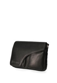 Borsa messenger in pelle nera con una texture liscia, patta curva e due tasche frontali; presenta dettagli di cucitura e un accento in hardware argentato.