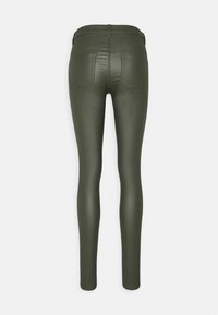 Cienkie legginsy w ciemnym zielonym kolorze, charakteryzujące się gładką, błyszczącą teksturą oraz wysokim stanem z tylnymi kieszeniami. Zaprojektowane z myślą o dopasowanym sylwetce.