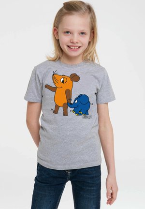 Graues T-Shirt mit einer bunten Illustration einer orangefarbenen Maus und einem blauen Elefanten. Kurze Ärmel, klassische Passform und runder Ausschnitt.
