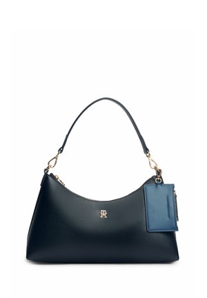 Sac d'épaule en cuir noir avec logo et ferrures dorées, poignée amovible et porte-cartes en cuir bleu attaché.