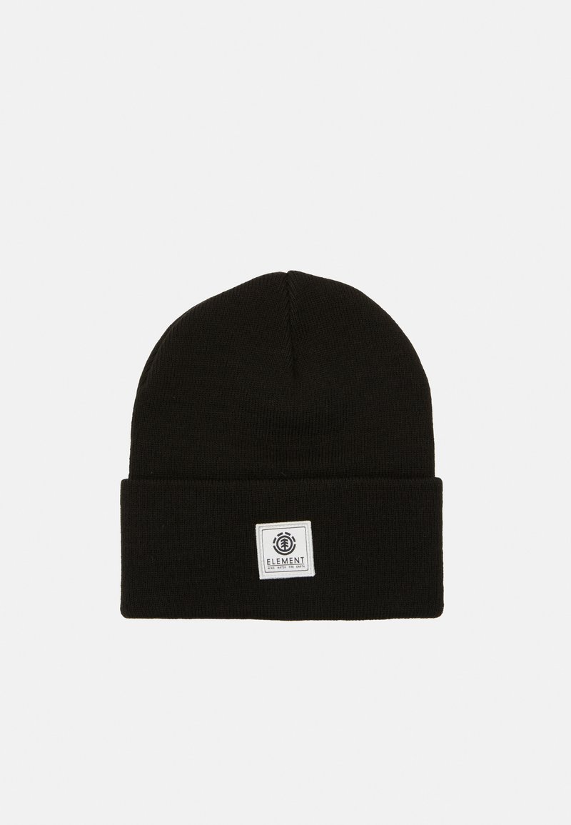 Gorro de punto negro con vuelta, que presenta un parche de logo rectangular en blanco y gris en la parte frontal.