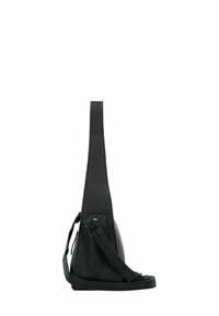 Sort læder crossbody-taske med tekstureret overflade, slank profil, justerbar rem og minimalistisk design. Har en lille lynlåslomme.