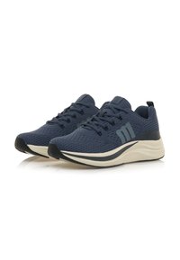 Dunkelblaue Sportschuhe mit einem strukturierten Mesh-Obermaterial, leichtem Sohlen und kontrastierenden cremefarbenen Akzenten an den Seiten und an der Sohle.