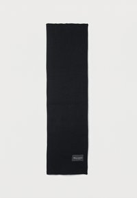 Crna rebrasta pletena šal s uvezenom oznakom s nazivom branda. Šal je dug i pravokutnog oblika, s mekim tekstilom.