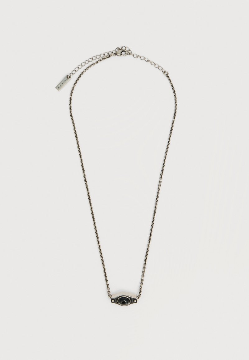 Λεπτό ασημένιο κολιέ με κεντρική μαύρη οβάλ πέτρα, τοποθετημένη σε μικρό οριζόντιο ασημένιο στήριγμα.